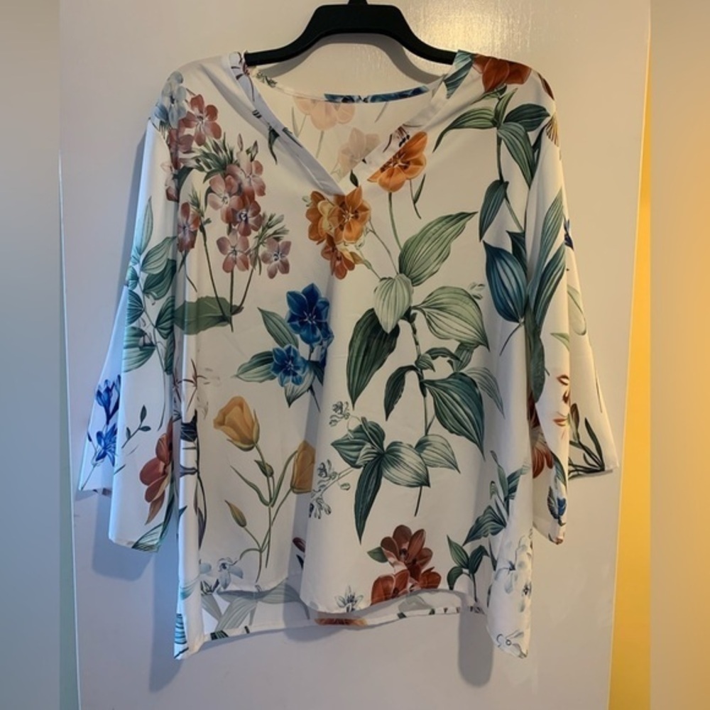 ☘️ Boutique Floral Bell Sleeve Blouse Size XL (NWOT)